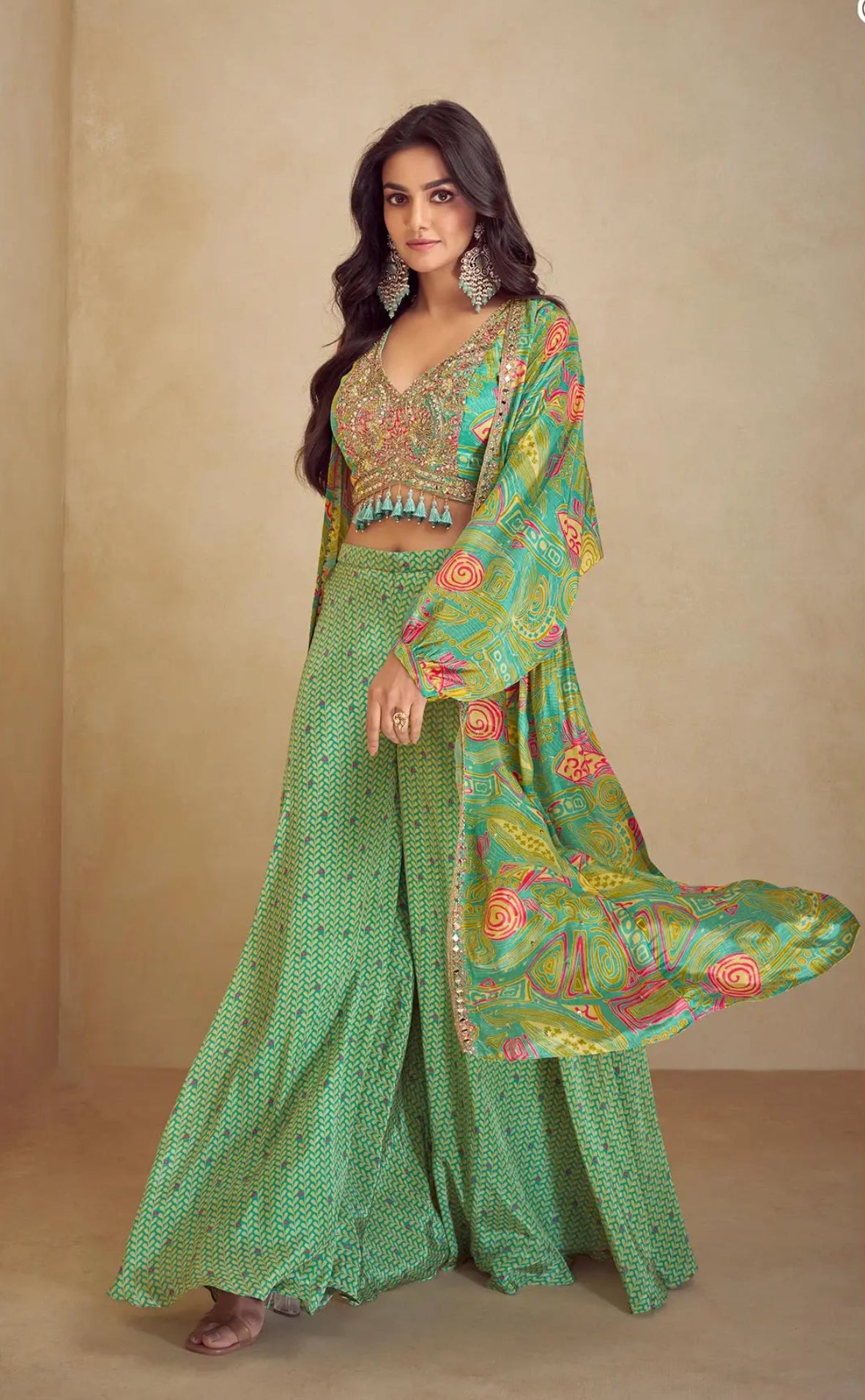 Ensemble Indo-Occidental avec Shrug en Soie Chinon Vert Aqua Multicolore avec Imprimés, Broderies et Finitions Artisanales COLLECTION SAYANI
