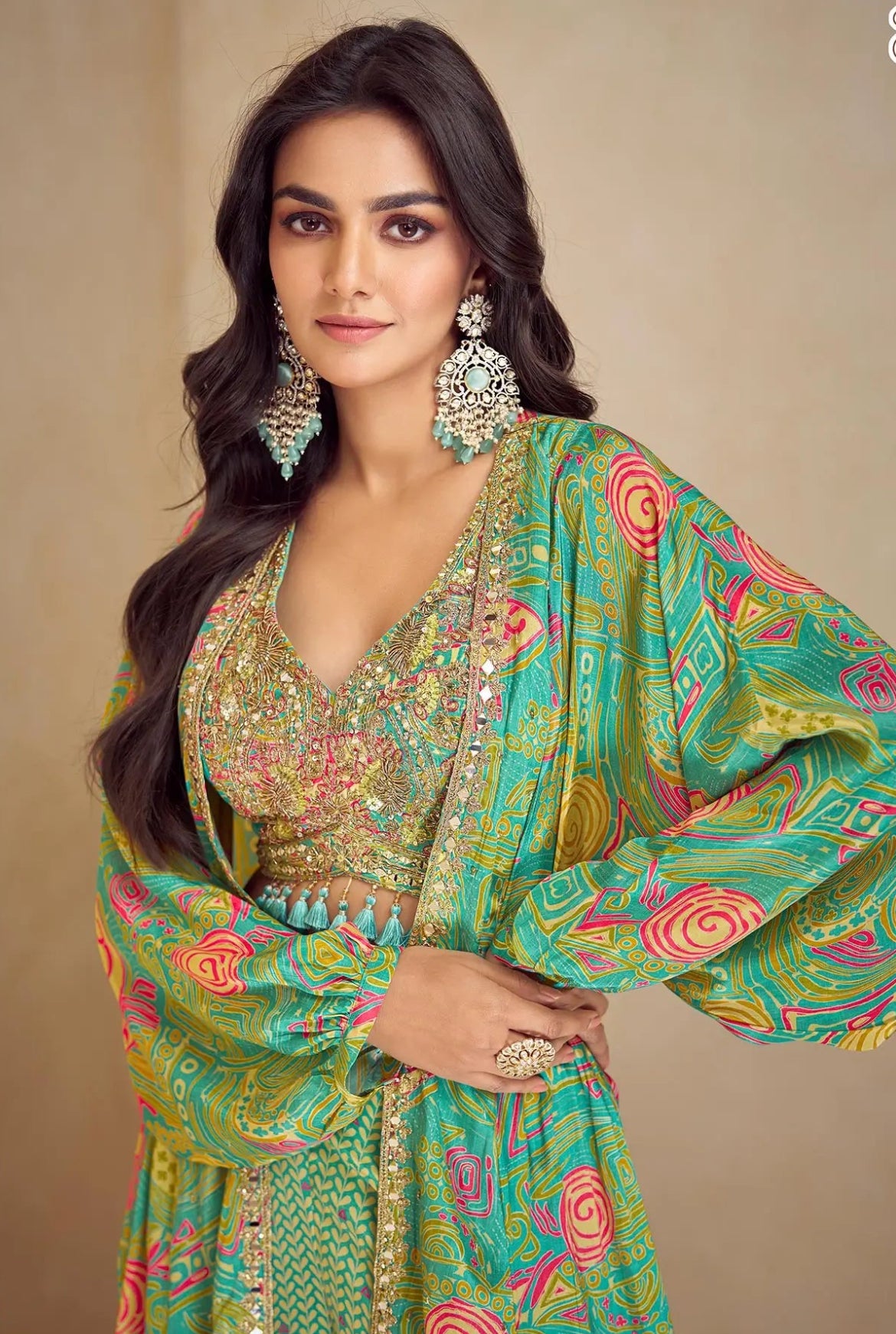 Ensemble Indo-Occidental avec Shrug en Soie Chinon Vert Aqua Multicolore avec Imprimés, Broderies et Finitions Artisanales COLLECTION SAYANI