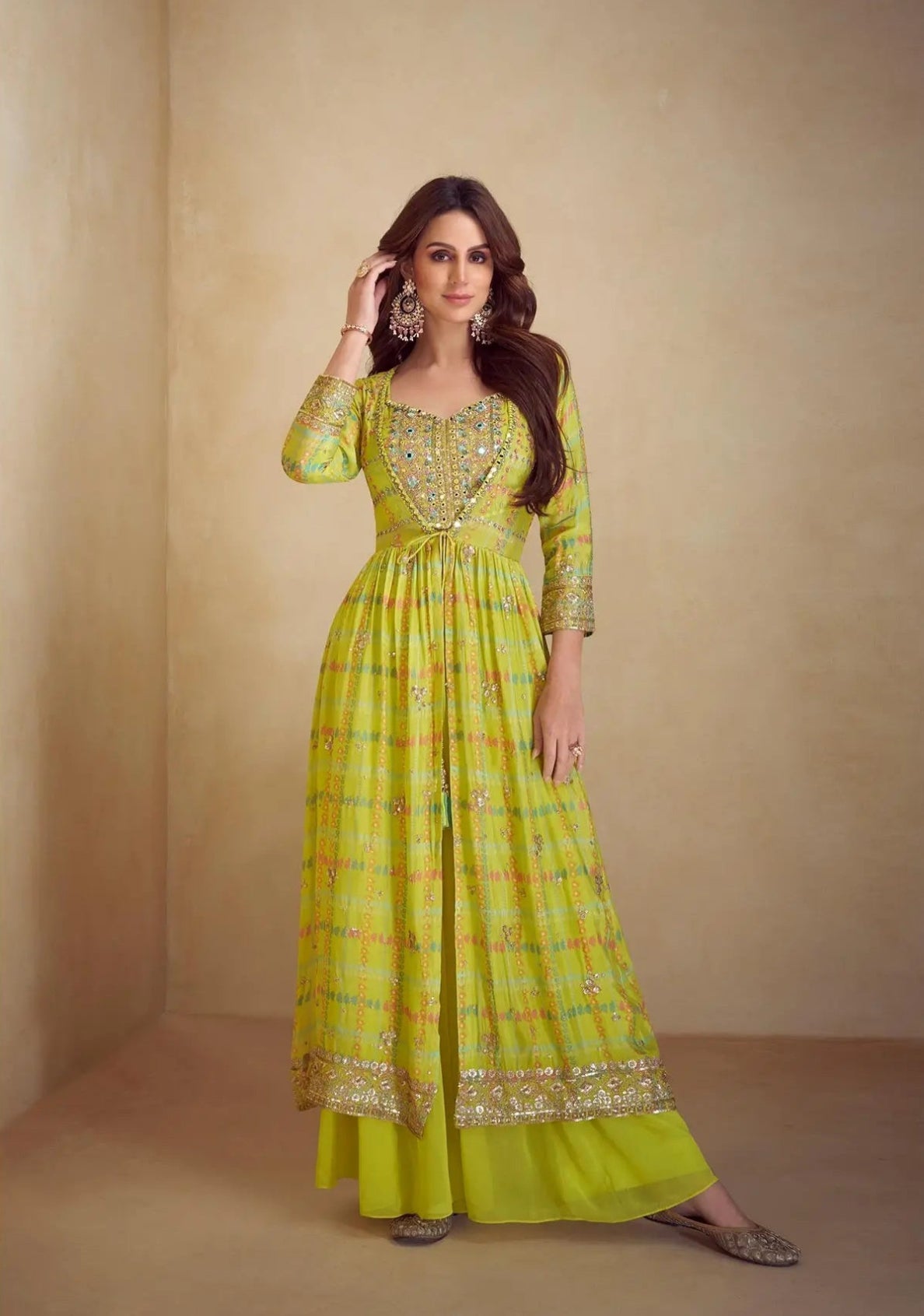 Ensemble Indo-Occidental avec Shrug en Soie Chinon Jaune Citron Vert Multicolore avec Imprimés, Broderies et Finitions Artisanales COLLECTION SAYANI