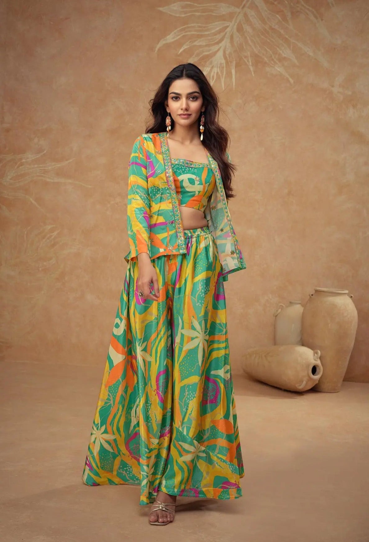 Ensemble Indo-Occidental avec Veste en Soie Chinon Vert Lagon Multicolore avec Imprimés, Broderies et Finitions Artisanales COLLECTION SAYANI