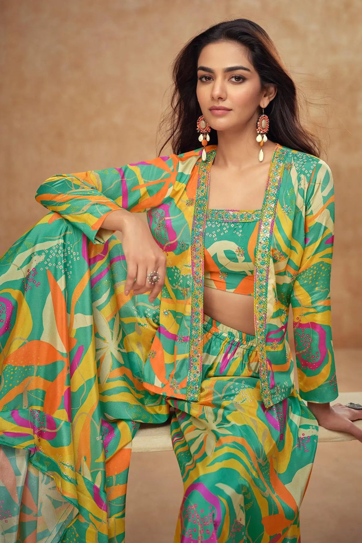 Ensemble Indo-Occidental avec Veste en Soie Chinon Vert Lagon Multicolore avec Imprimés, Broderies et Finitions Artisanales COLLECTION SAYANI