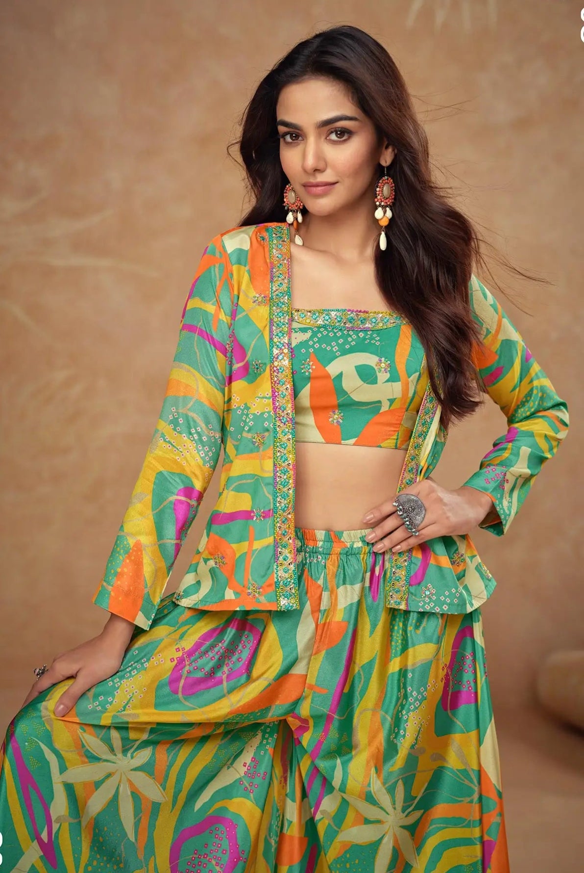 Ensemble Indo-Occidental avec Veste en Soie Chinon Vert Lagon Multicolore avec Imprimés, Broderies et Finitions Artisanales COLLECTION SAYANI