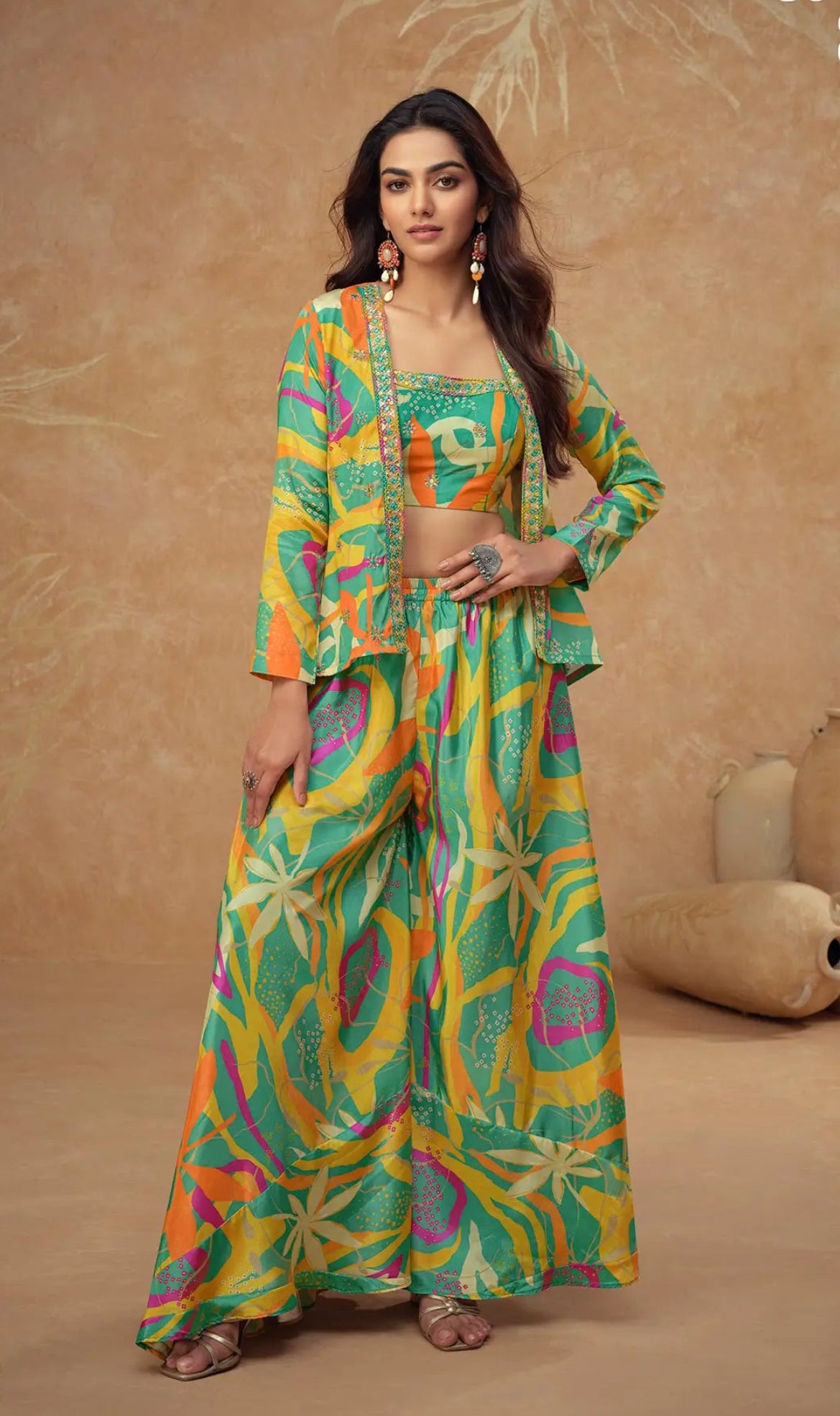 Ensemble Indo-Occidental avec Veste en Soie Chinon Vert Lagon Multicolore avec Imprimés, Broderies et Finitions Artisanales COLLECTION SAYANI