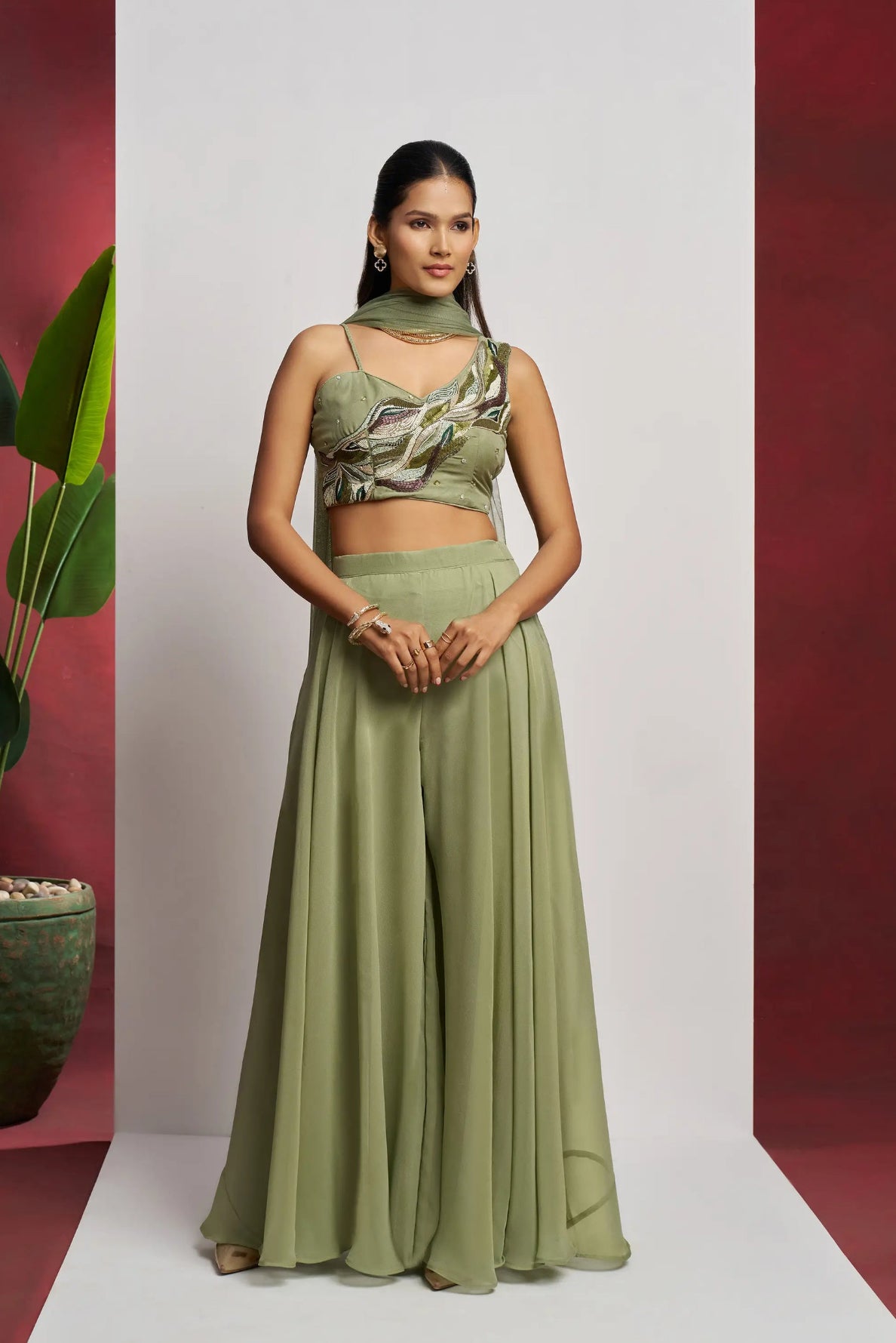 Ensemble Sharara Indo-Occidental vert pistache pour soirées avec travail à la main et dupatta