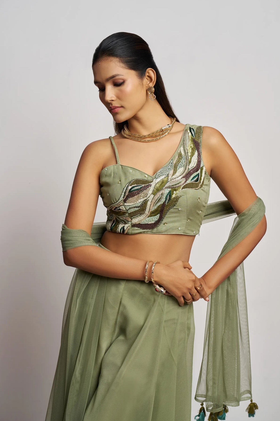 Ensemble Sharara Indo-Occidental vert pistache pour soirées avec travail à la main et dupatta
