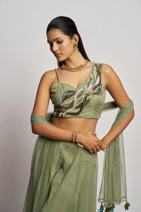 Ensemble Sharara Indo-Occidental vert pistache pour soirées avec travail à la main et dupatta