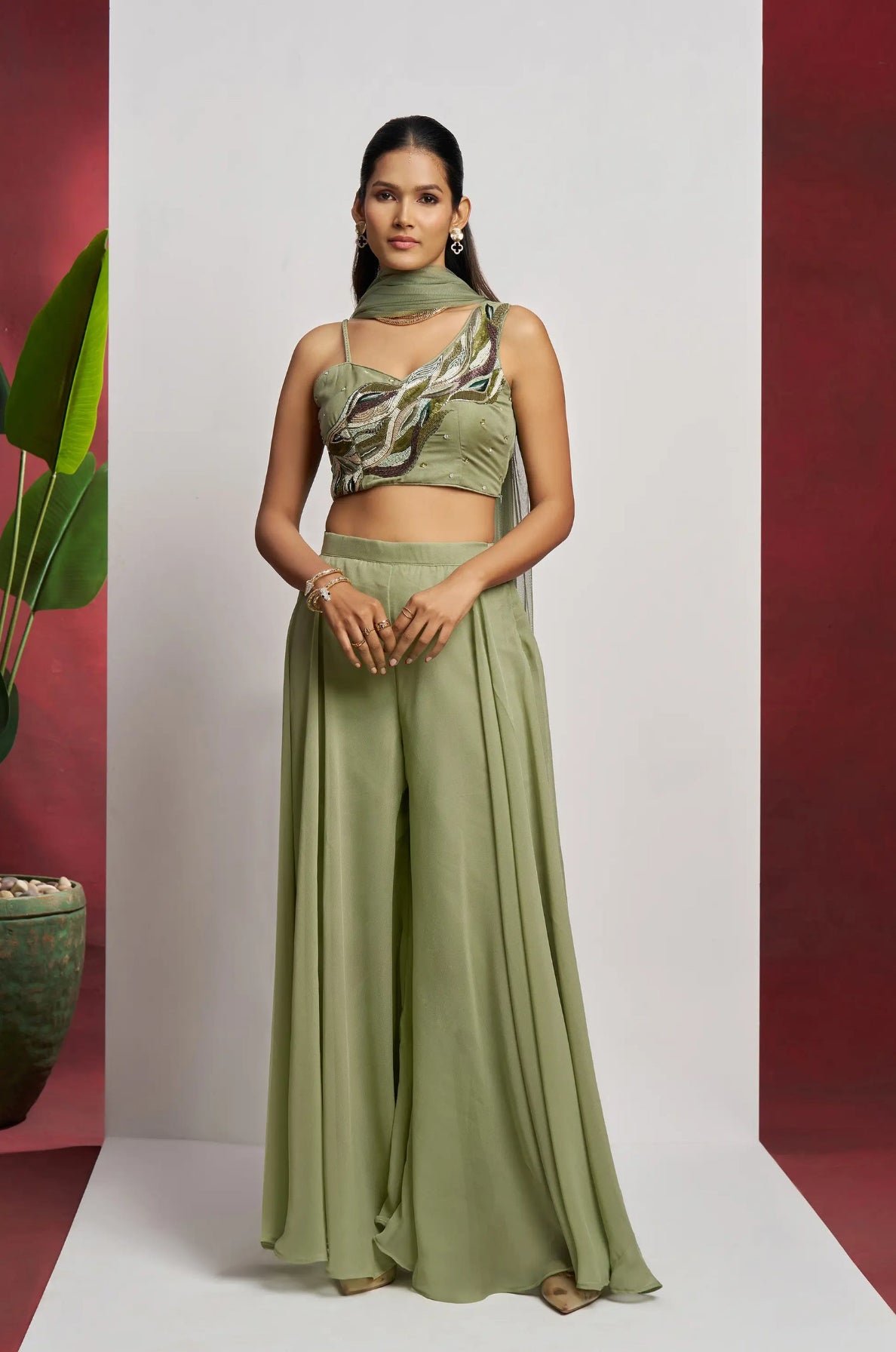 Ensemble Sharara Indo-Occidental vert pistache pour soirées avec travail à la main et dupatta