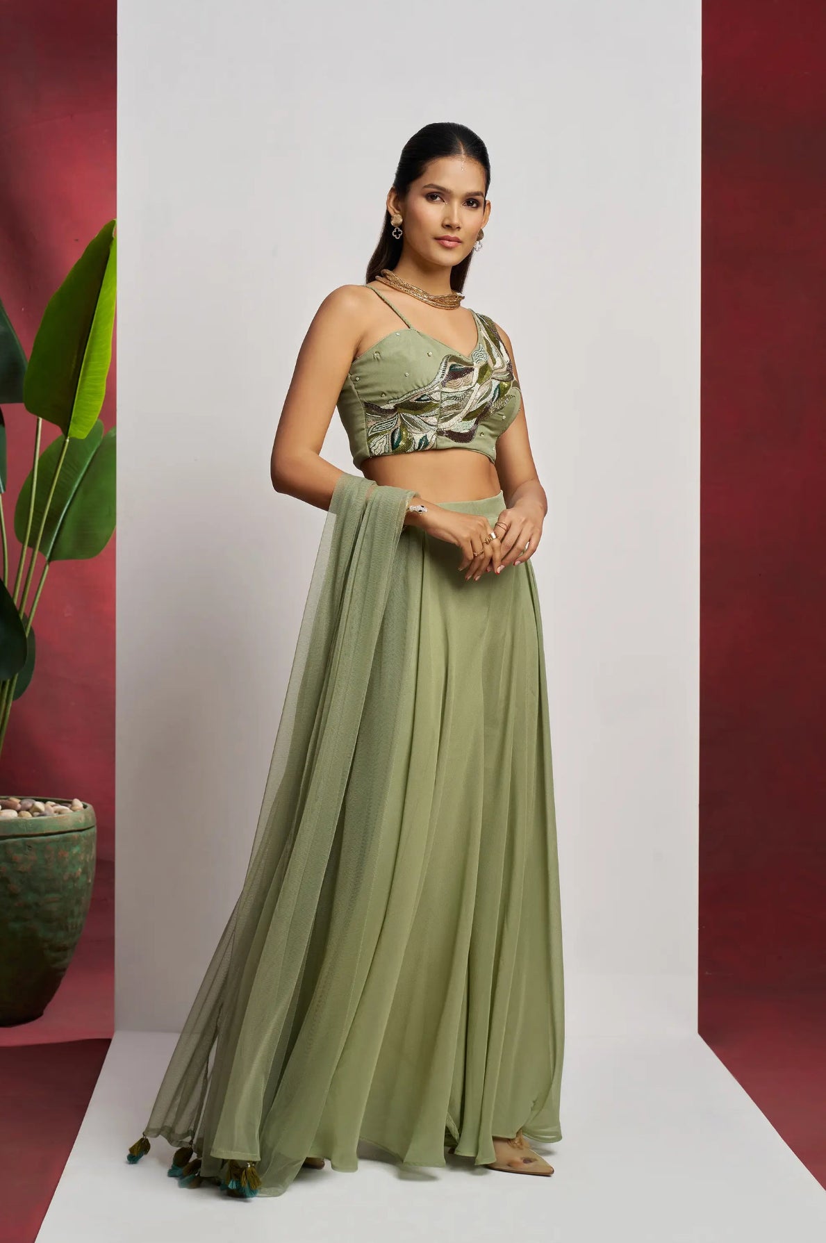 Ensemble Sharara Indo-Occidental vert pistache pour soirées avec travail à la main et dupatta