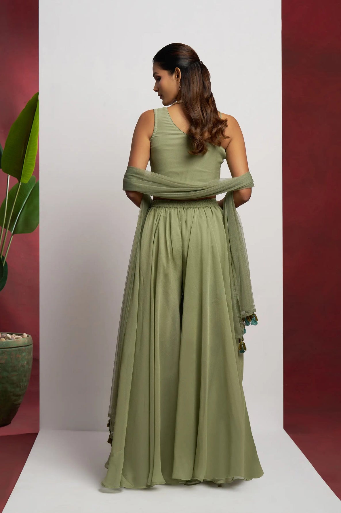 Ensemble Sharara Indo-Occidental vert pistache pour soirées avec travail à la main et dupatta