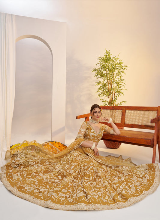Lehenga jaune doré en filet avec broderies et sequins COLLECTION MAISHA
