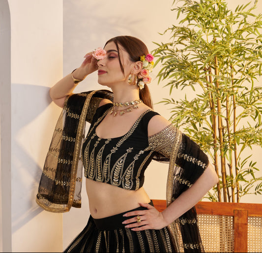 Lehenga noir en filet avec broderies et sequins COLLECTION MAISHA