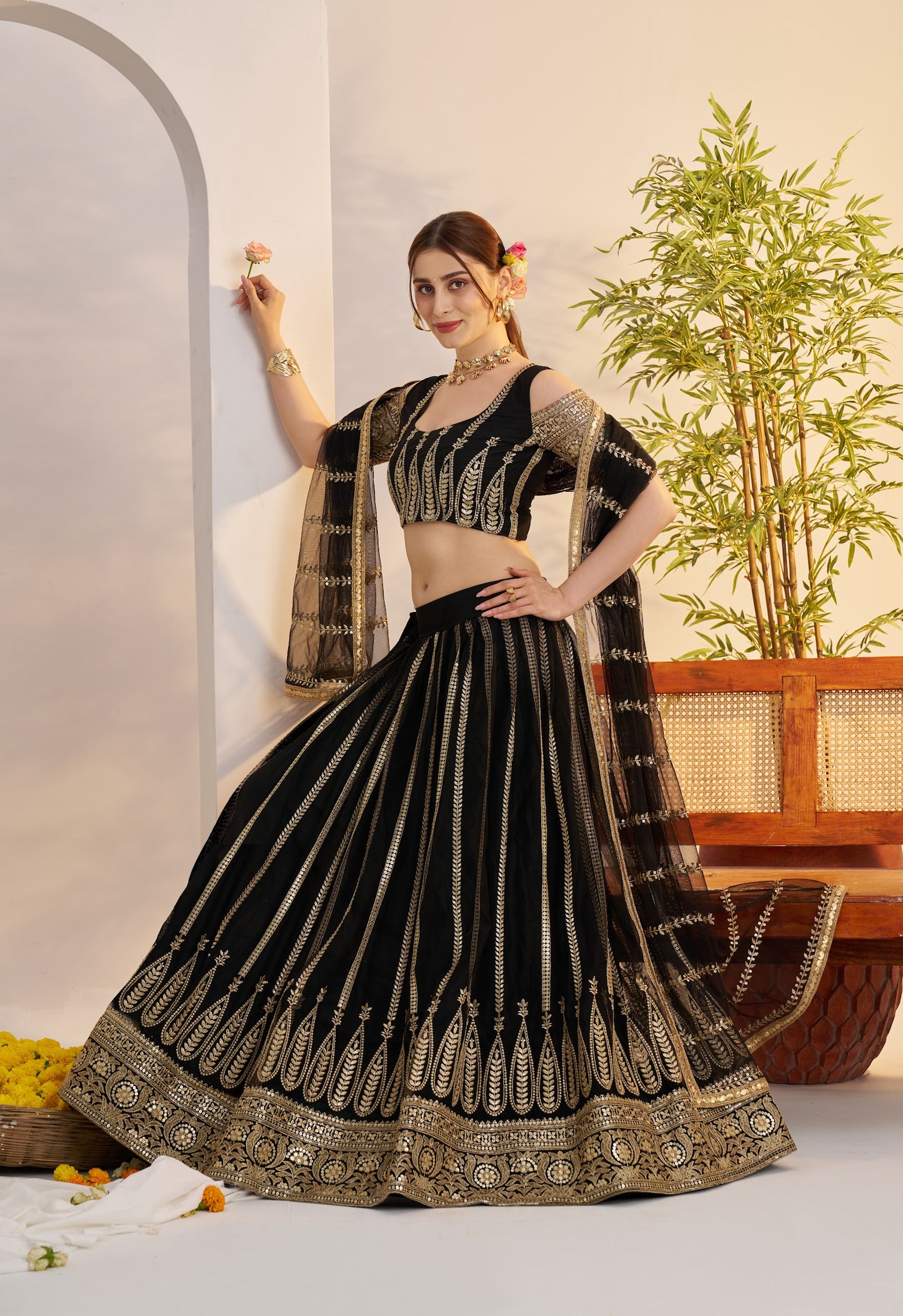 Lehenga noir en filet avec broderies et sequins COLLECTION MAISHA