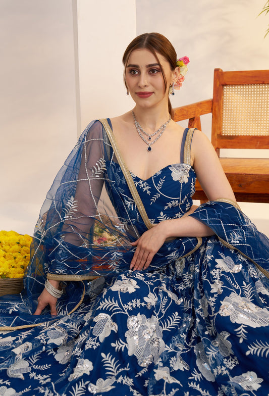 Lehenga bleu marine en filet avec broderies et sequins COLLECTION MAISHA