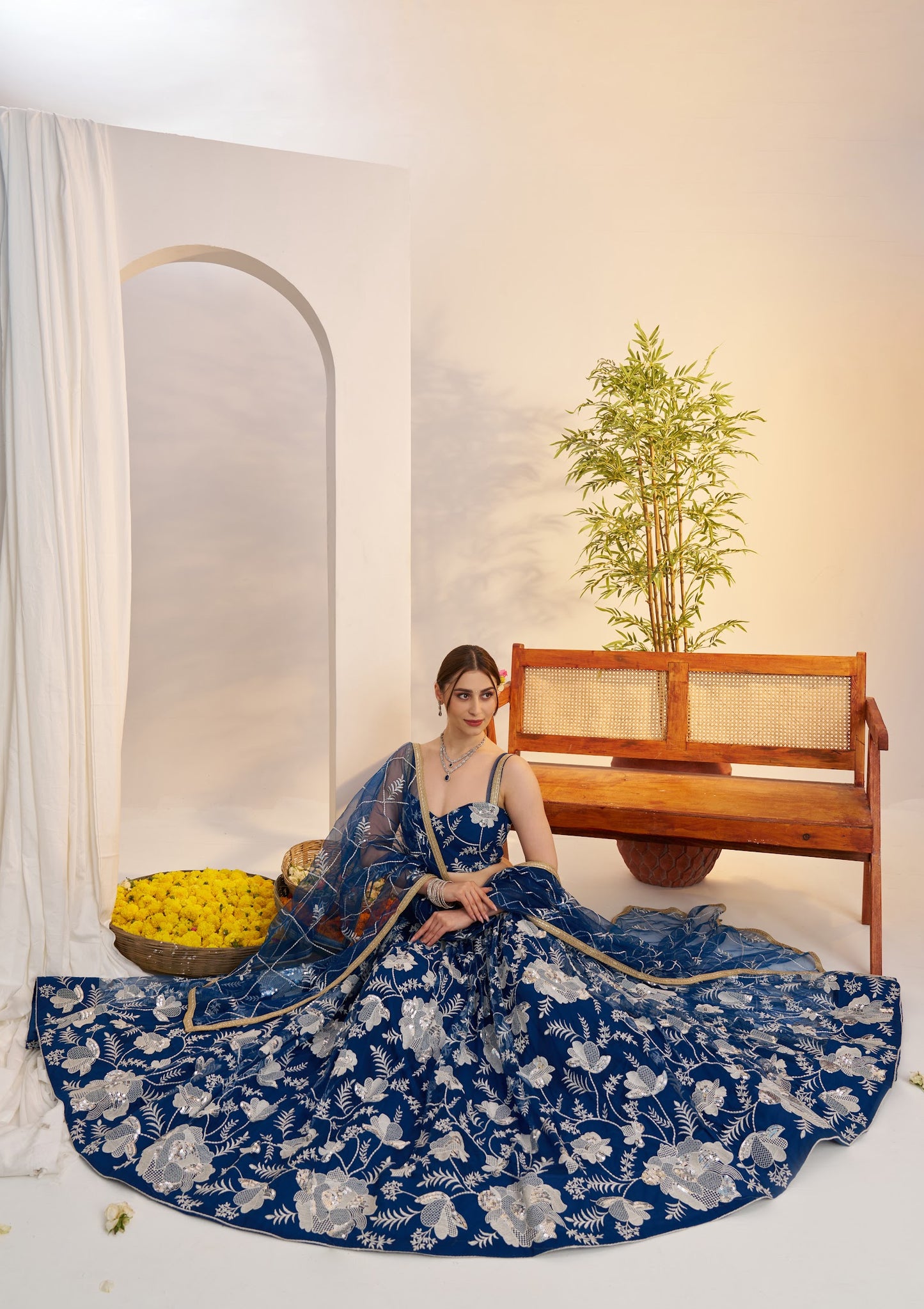Lehenga bleu marine en filet avec broderies et sequins COLLECTION MAISHA