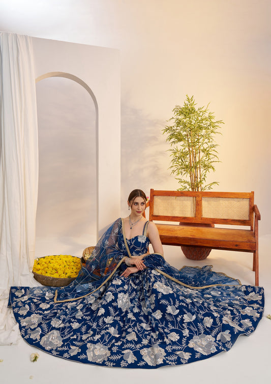 Lehenga bleu marine en filet avec broderies et sequins COLLECTION MAISHA