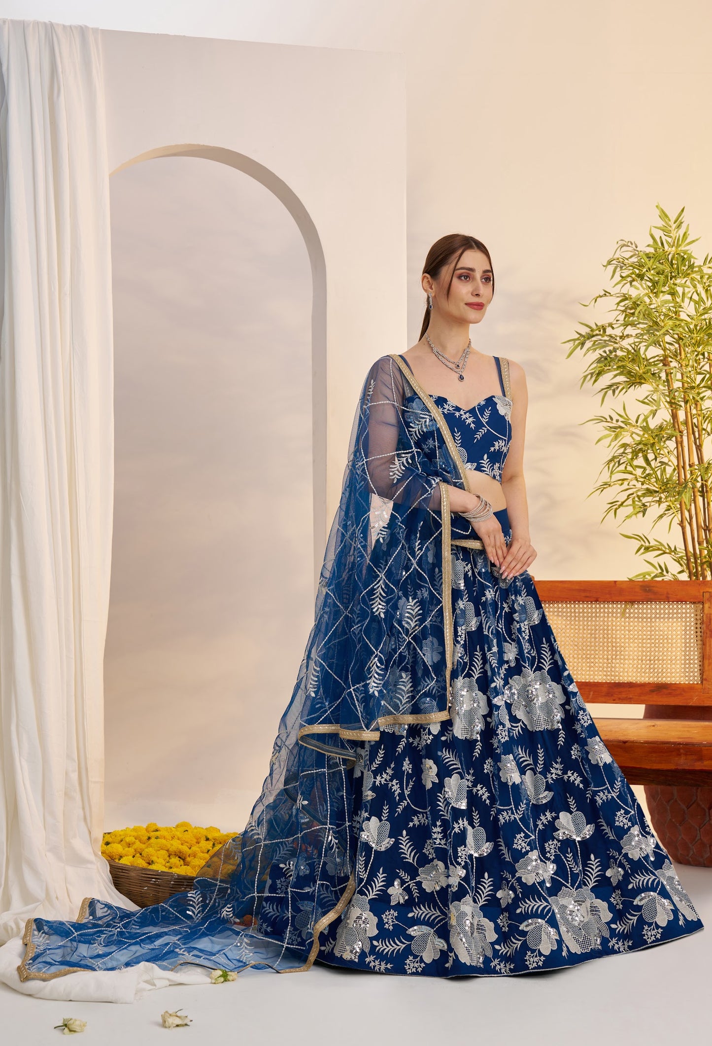 Lehenga bleu marine en filet avec broderies et sequins COLLECTION MAISHA