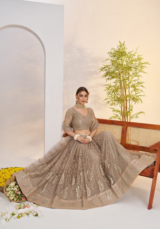 Lehenga gris taupe brillant en filet avec broderies et sequins COLLECTION MAISHA