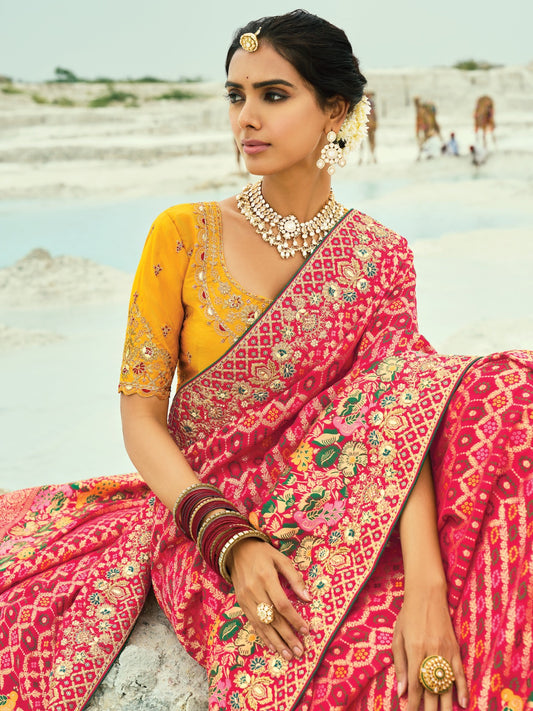 Sari rouge en pur tissu georgette bandhej avec travail fait main de moti et cut-dana COLLECTION KHUSHI