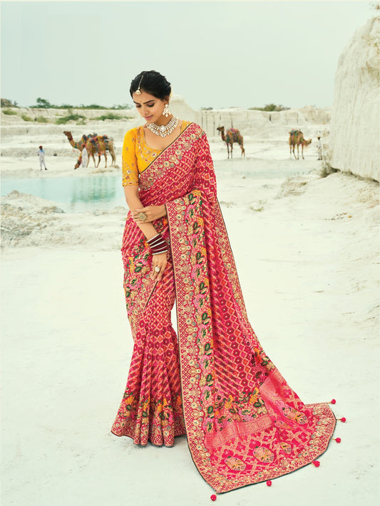 Sari rouge en pur tissu georgette bandhej avec travail fait main de moti et cut-dana COLLECTION KHUSHI