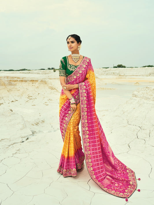 Sari jaune moutarde en pur tissu georgette bandhej avec travail fait main de moti et cut-dana COLLECTION KHUSHI