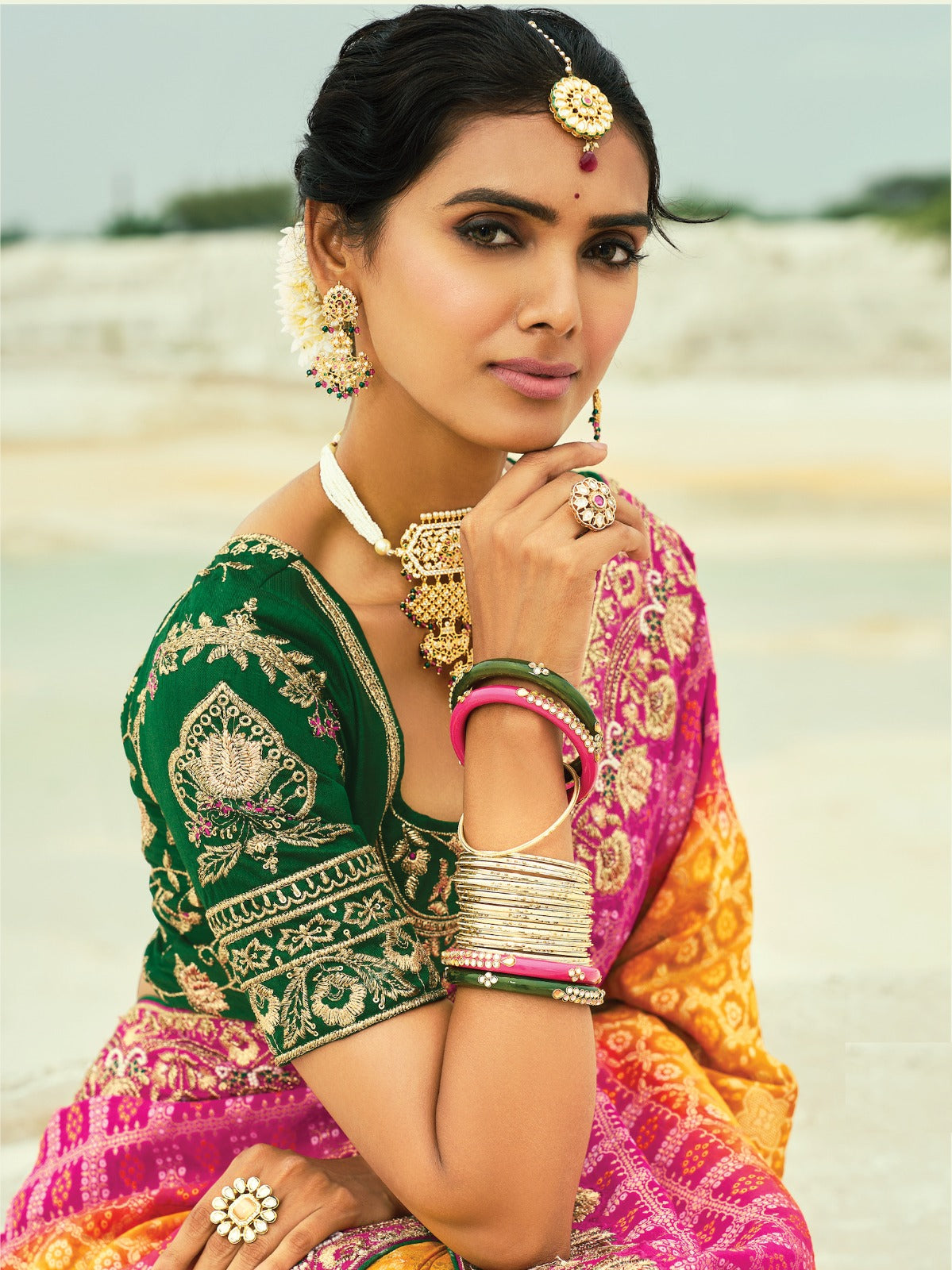 Sari jaune moutarde en pur tissu georgette bandhej avec travail fait main de moti et cut-dana COLLECTION KHUSHI