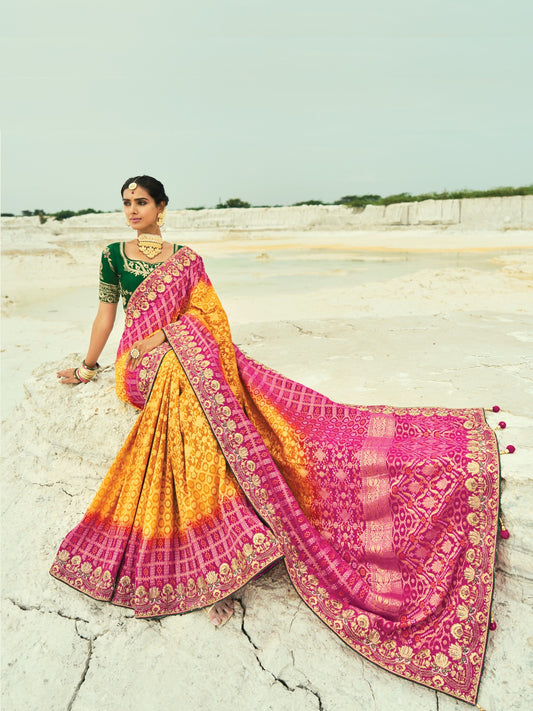 Sari jaune moutarde en pur tissu georgette bandhej avec travail fait main de moti et cut-dana COLLECTION KHUSHI