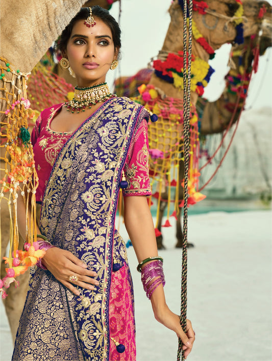 Sari violet et rose fuchsia en pur tissu georgette bandhej avec travail fait main de moti et cut-dana COLLECTION KHUSHI