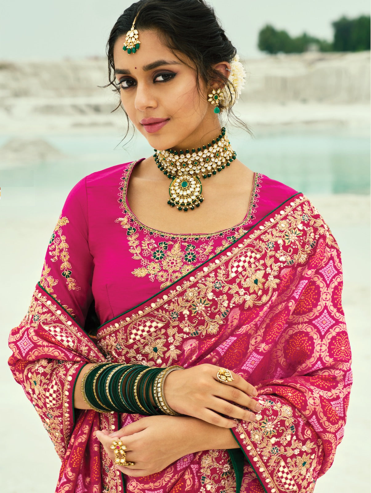 Sari rose fuchsia en pur tissu georgette bandhej avec travail fait main de moti et cut-dana COLLECTION KHUSHI