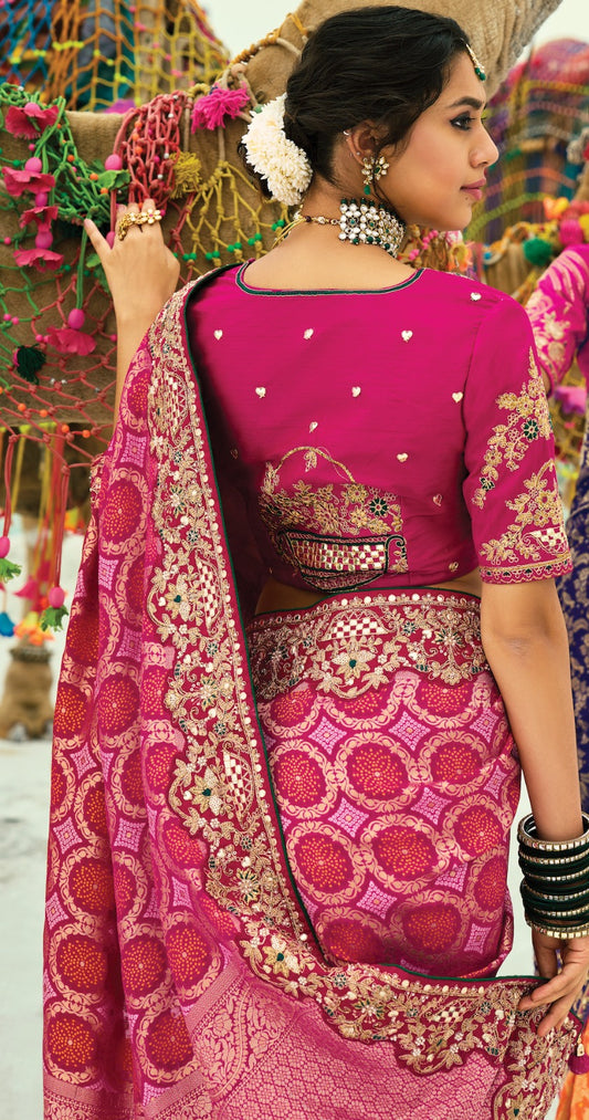 Sari rose fuchsia en pur tissu georgette bandhej avec travail fait main de moti et cut-dana COLLECTION KHUSHI