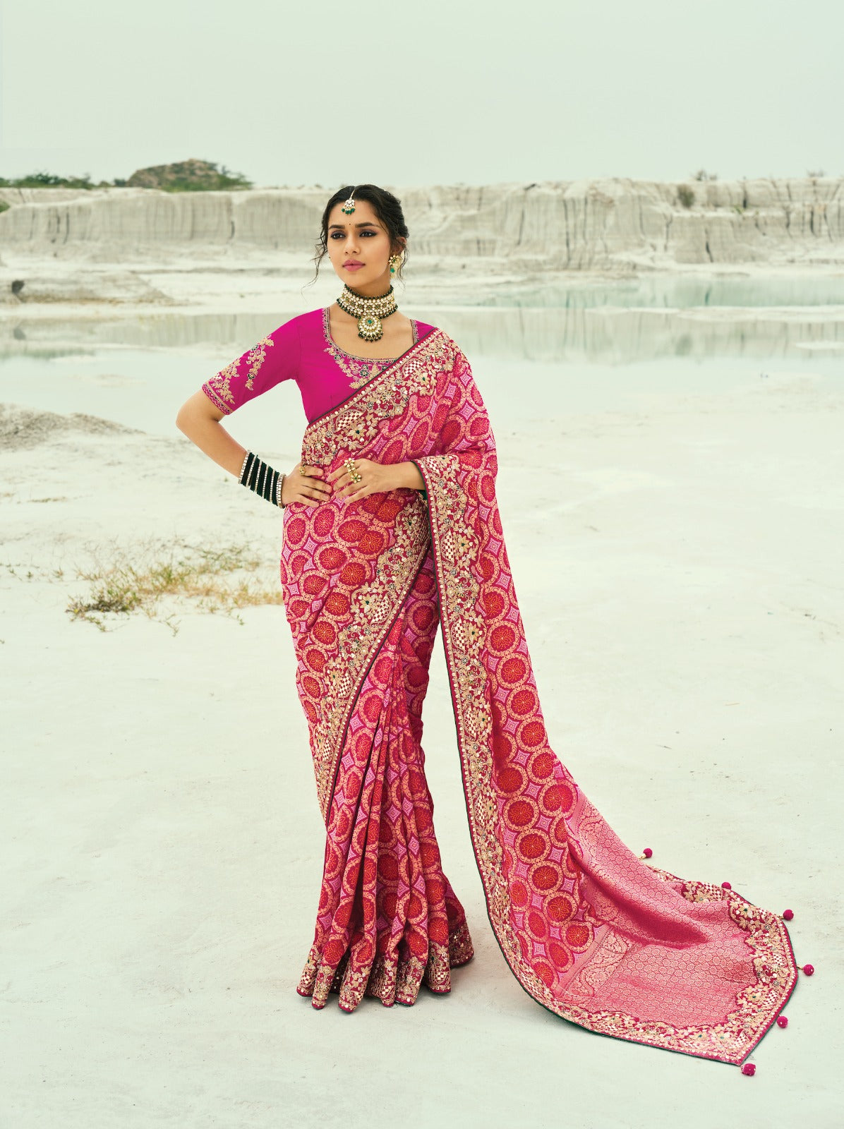 Sari rose fuchsia en pur tissu georgette bandhej avec travail fait main de moti et cut-dana COLLECTION KHUSHI