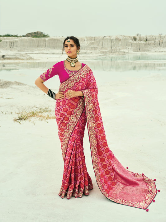 Sari rose fuchsia en pur tissu georgette bandhej avec travail fait main de moti et cut-dana COLLECTION KHUSHI