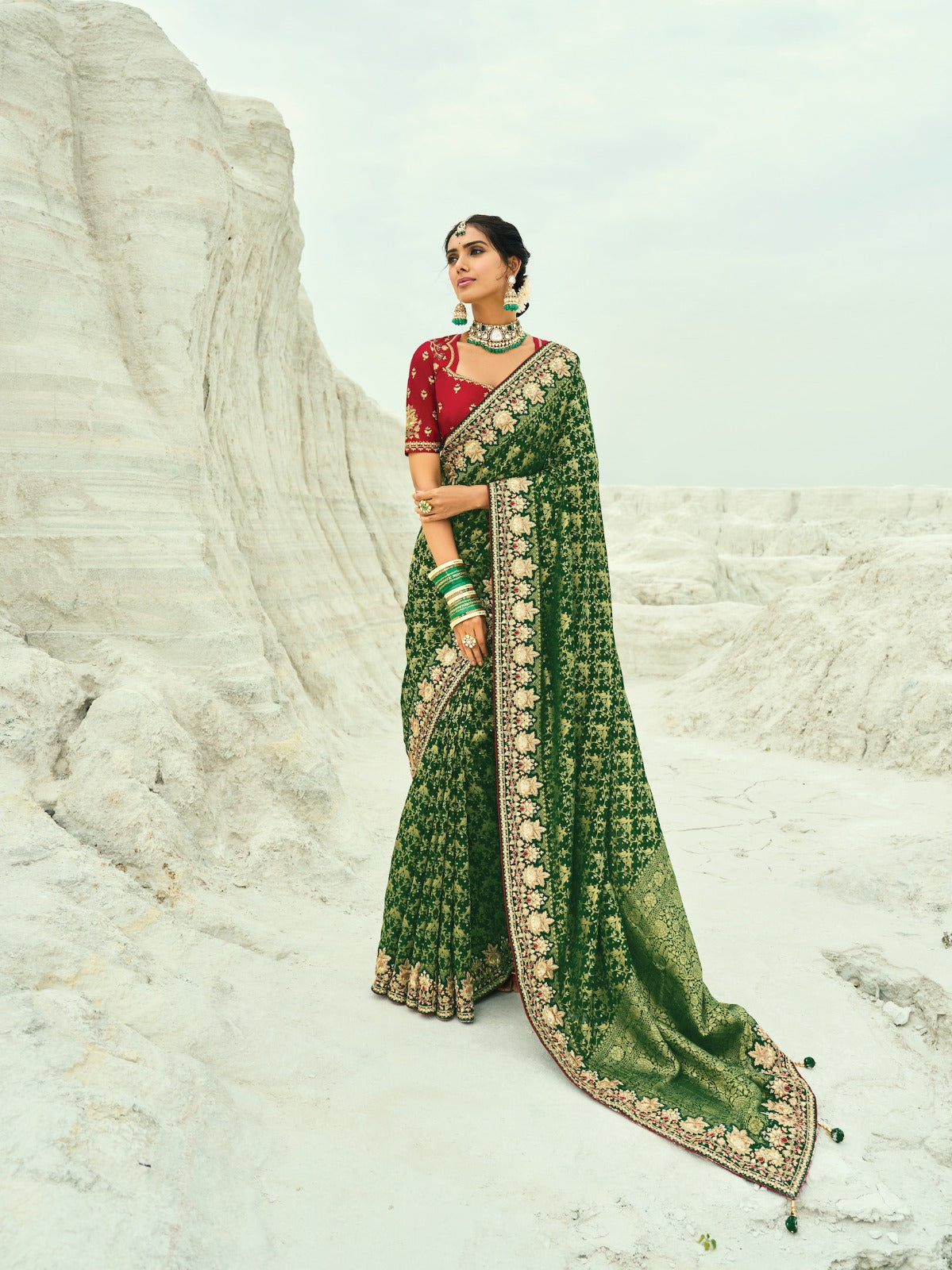 Sari vert foncé en pur tissu georgette bandhej avec travail fait main de moti et cut-dana COLLECTION KHUSHI