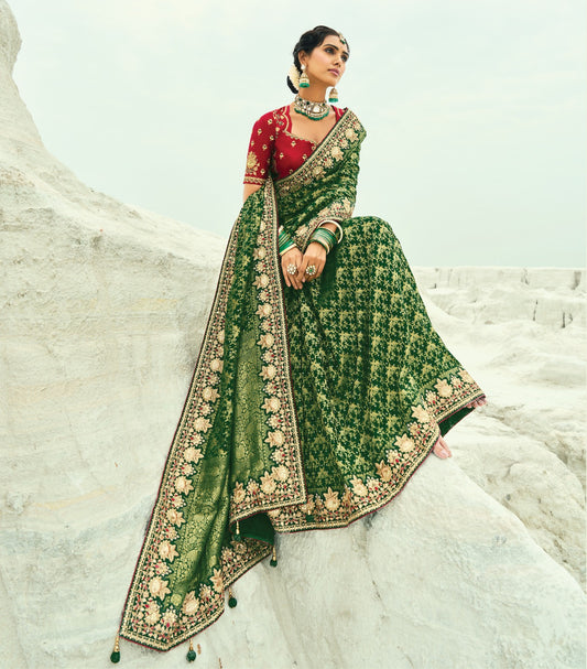 Sari vert foncé en pur tissu georgette bandhej avec travail fait main de moti et cut-dana COLLECTION KHUSHI
