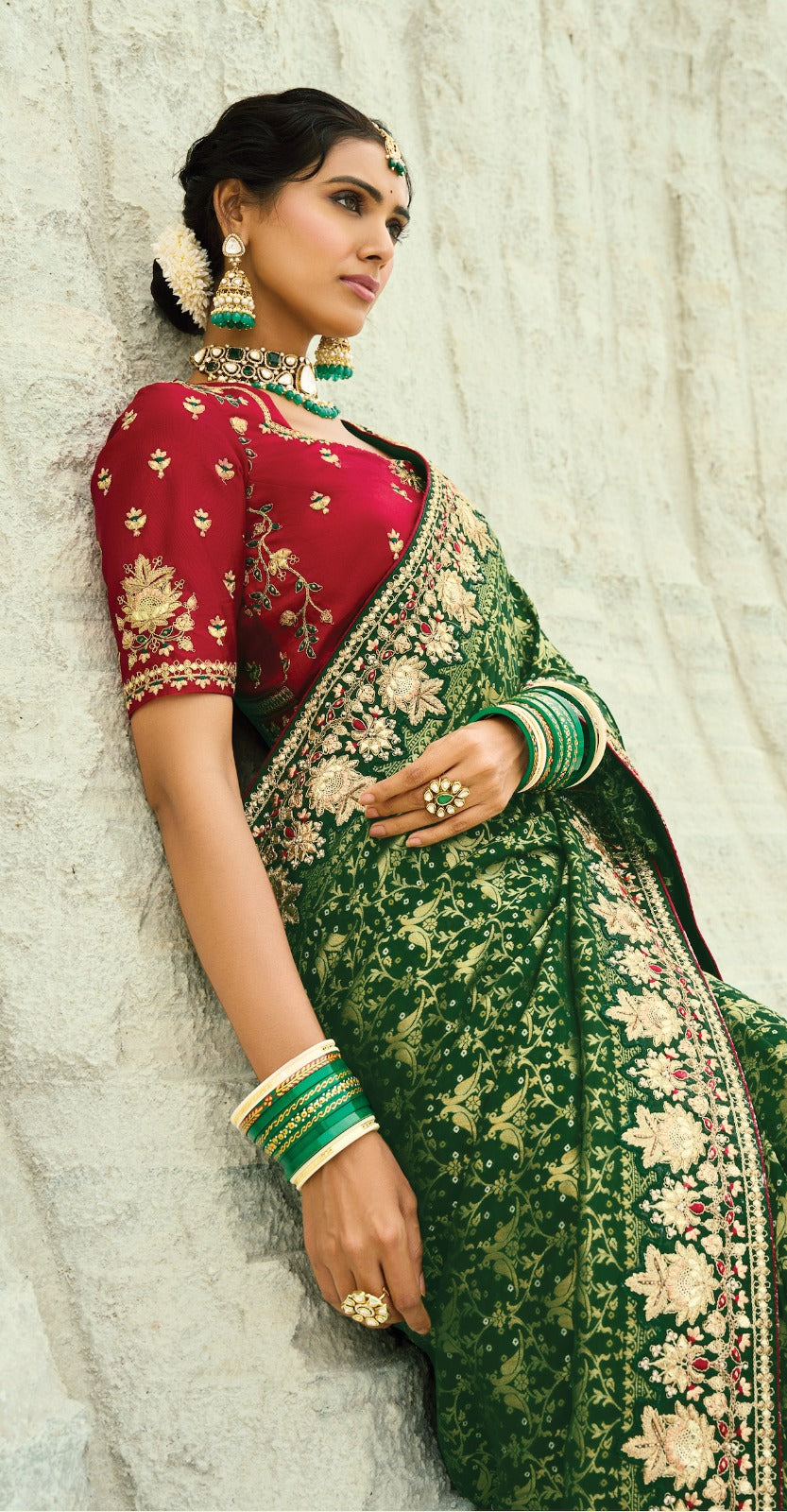 Sari vert foncé en pur tissu georgette bandhej avec travail fait main de moti et cut-dana COLLECTION KHUSHI