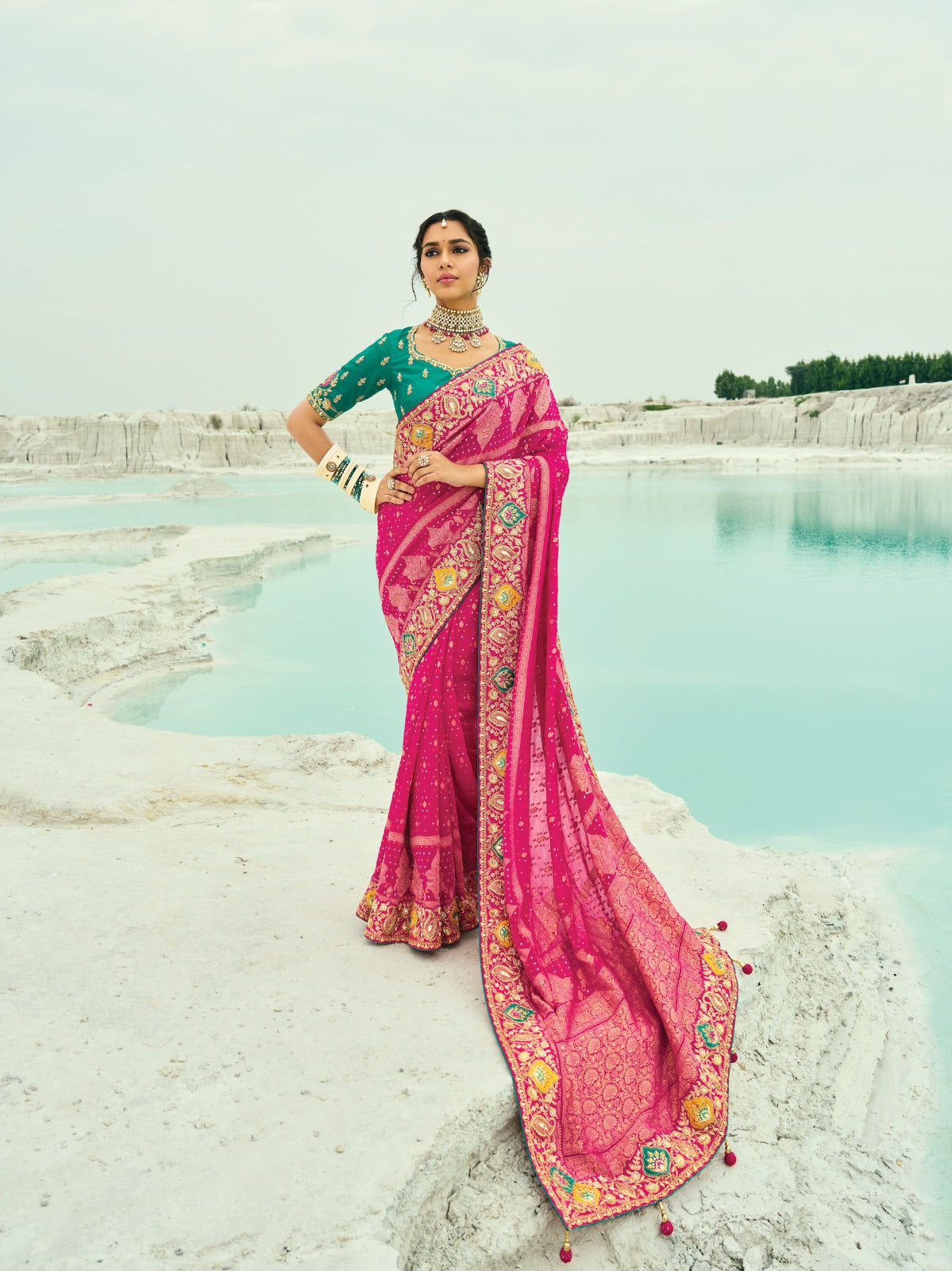 Sari rose fuchsia et turquoise en pur tissu georgette bandhej avec travail fait main de moti et cut-dana COLLECTION KHUSHI