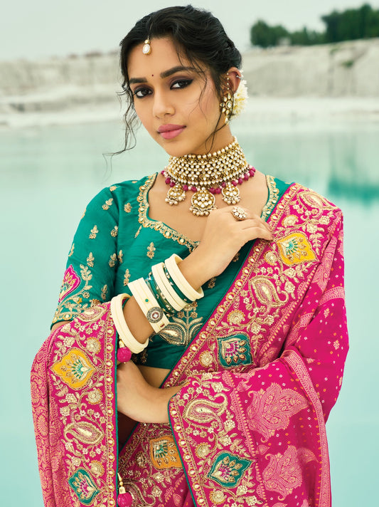 Sari rose fuchsia et turquoise en pur tissu georgette bandhej avec travail fait main de moti et cut-dana COLLECTION KHUSHI