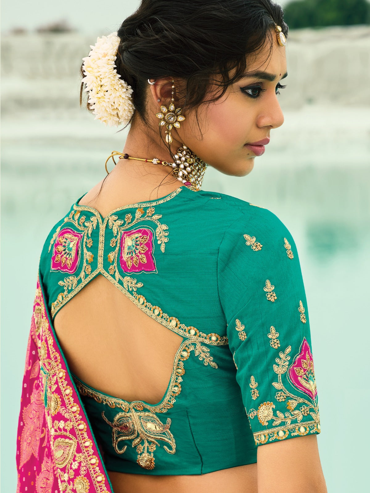 Sari rose fuchsia et turquoise en pur tissu georgette bandhej avec travail fait main de moti et cut-dana COLLECTION KHUSHI