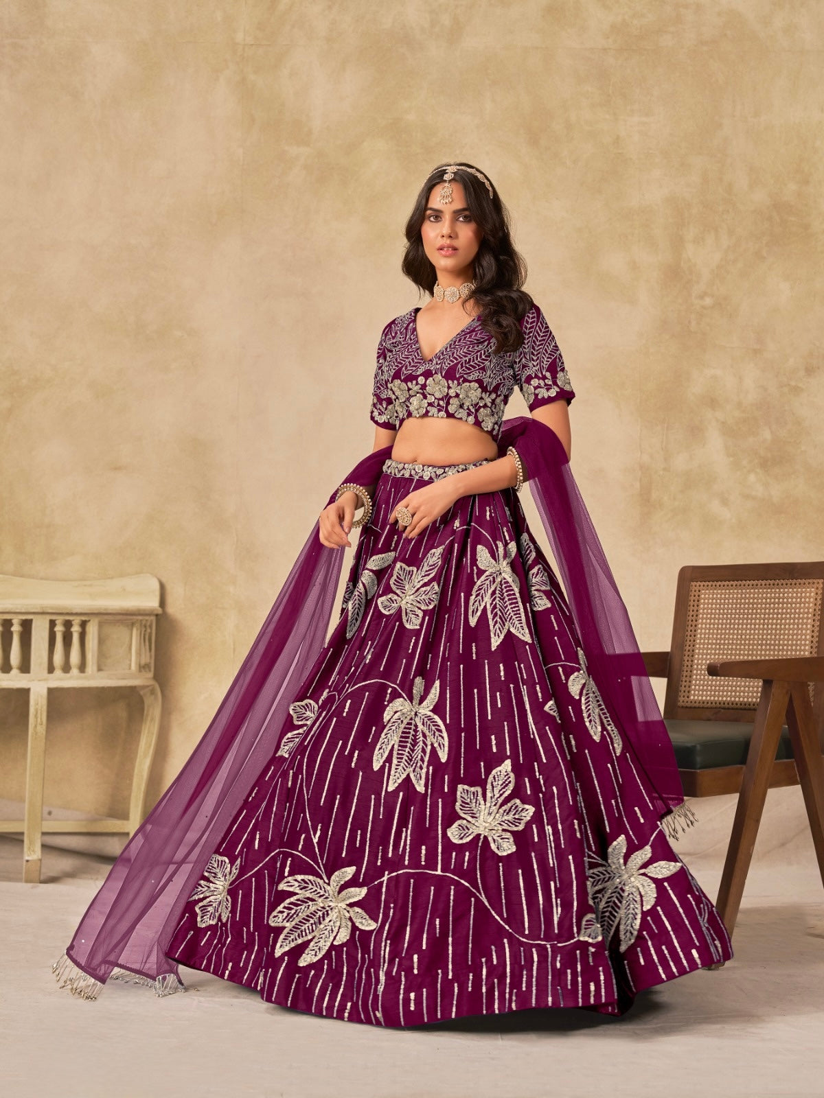Lehenga violet de soirée avec fleurs en soie artificielle COLLECTION RIYAH