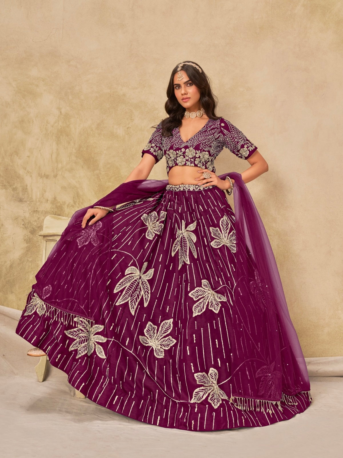 Lehenga violet de soirée avec fleurs en soie artificielle COLLECTION RIYAH