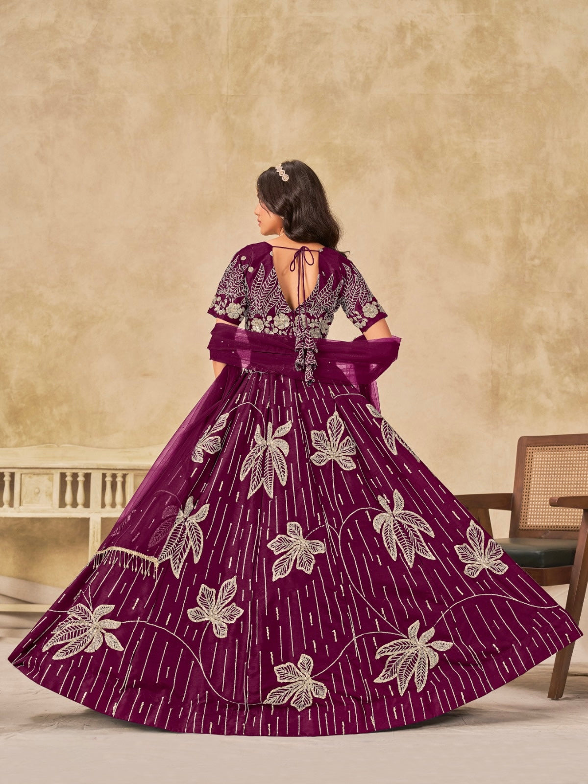 Lehenga violet de soirée avec fleurs en soie artificielle COLLECTION RIYAH