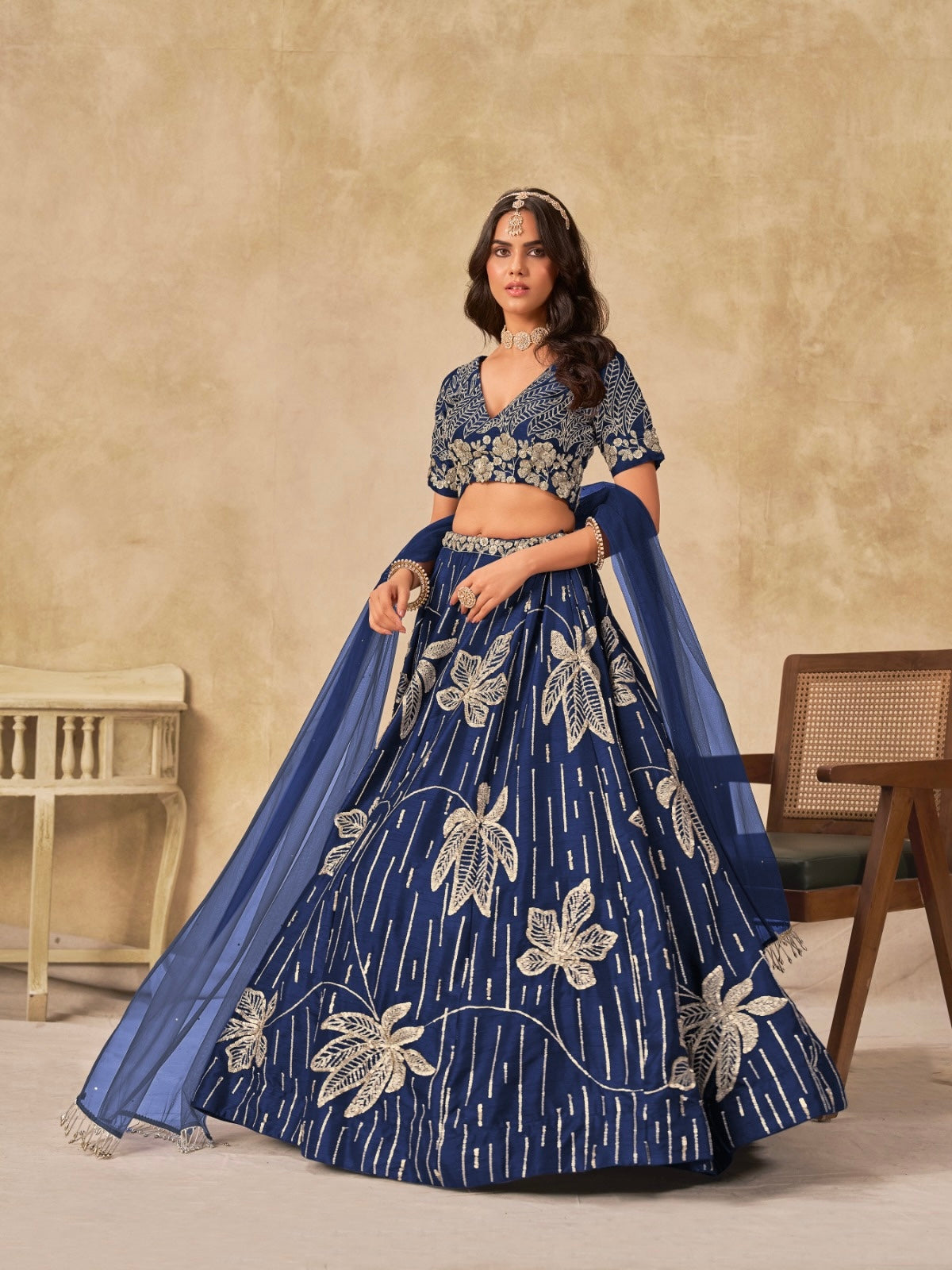 Lehenga bleu nuit de soirée avec fleurs en soie artificielle COLLECTION RIYAH