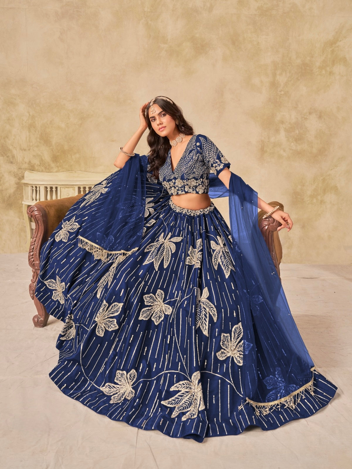 Lehenga bleu nuit de soirée avec fleurs en soie artificielle COLLECTION RIYAH