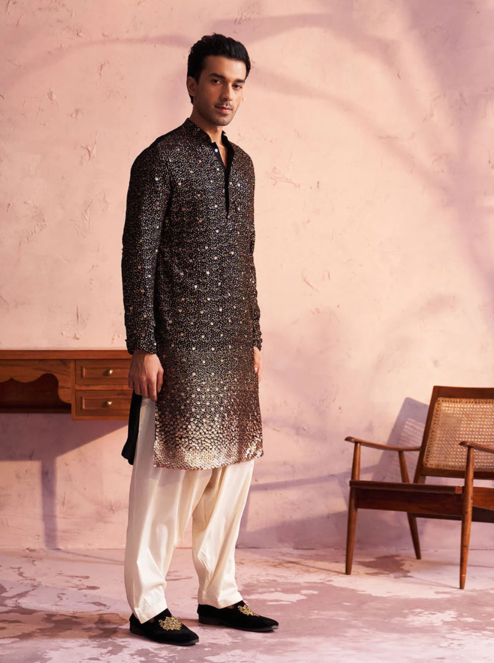 Kurta Pantalon Patiala Noir Intense Sequins brodés en Georgette Zari