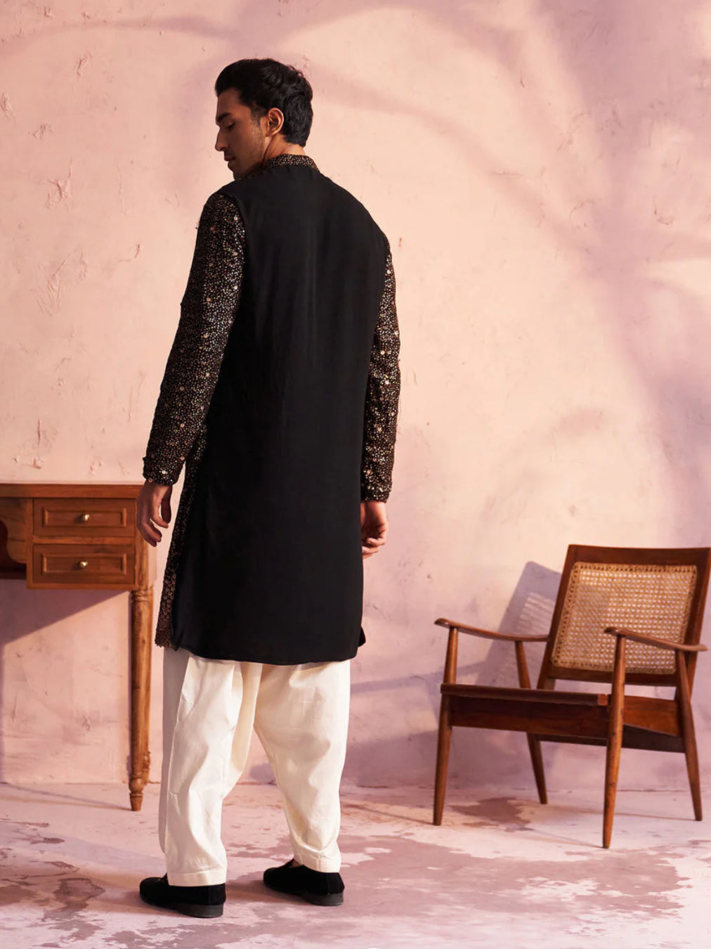 Kurta Pantalon Patiala Noir Intense Sequins brodés en Georgette Zari