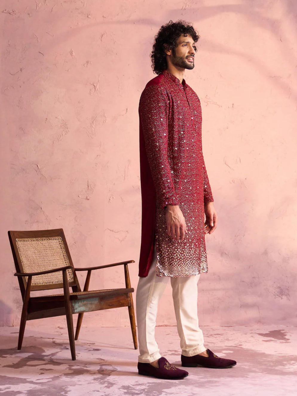 Kurta Pantalon Set Rouge Bordeaux Sequins brodés en Georgette Zari