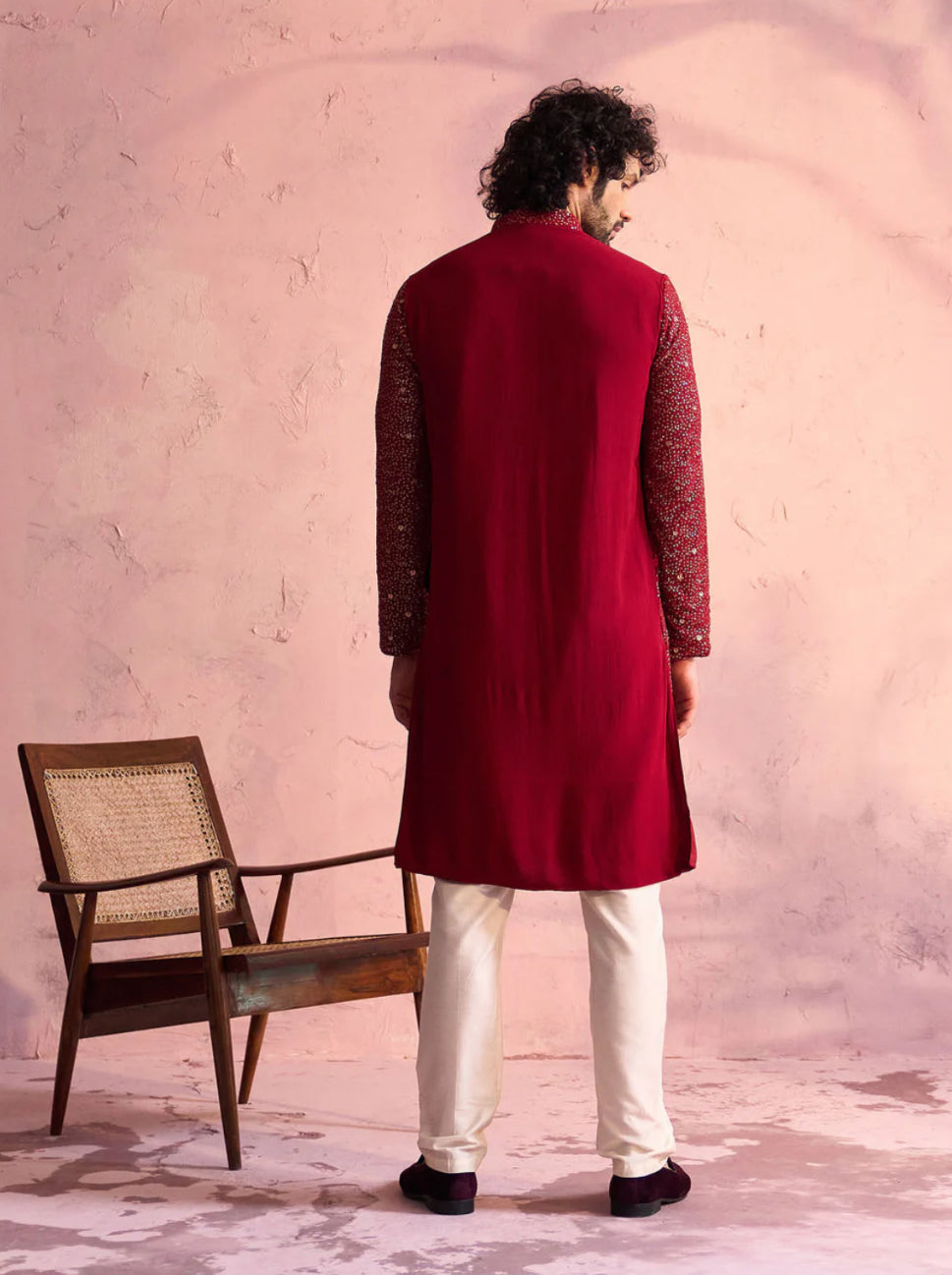 Kurta Pantalon Set Rouge Bordeaux Sequins brodés en Georgette Zari