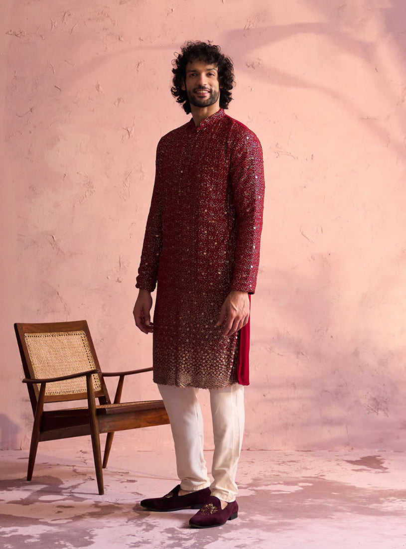 Kurta Pantalon Set Rouge Bordeaux Sequins brodés en Georgette Zari