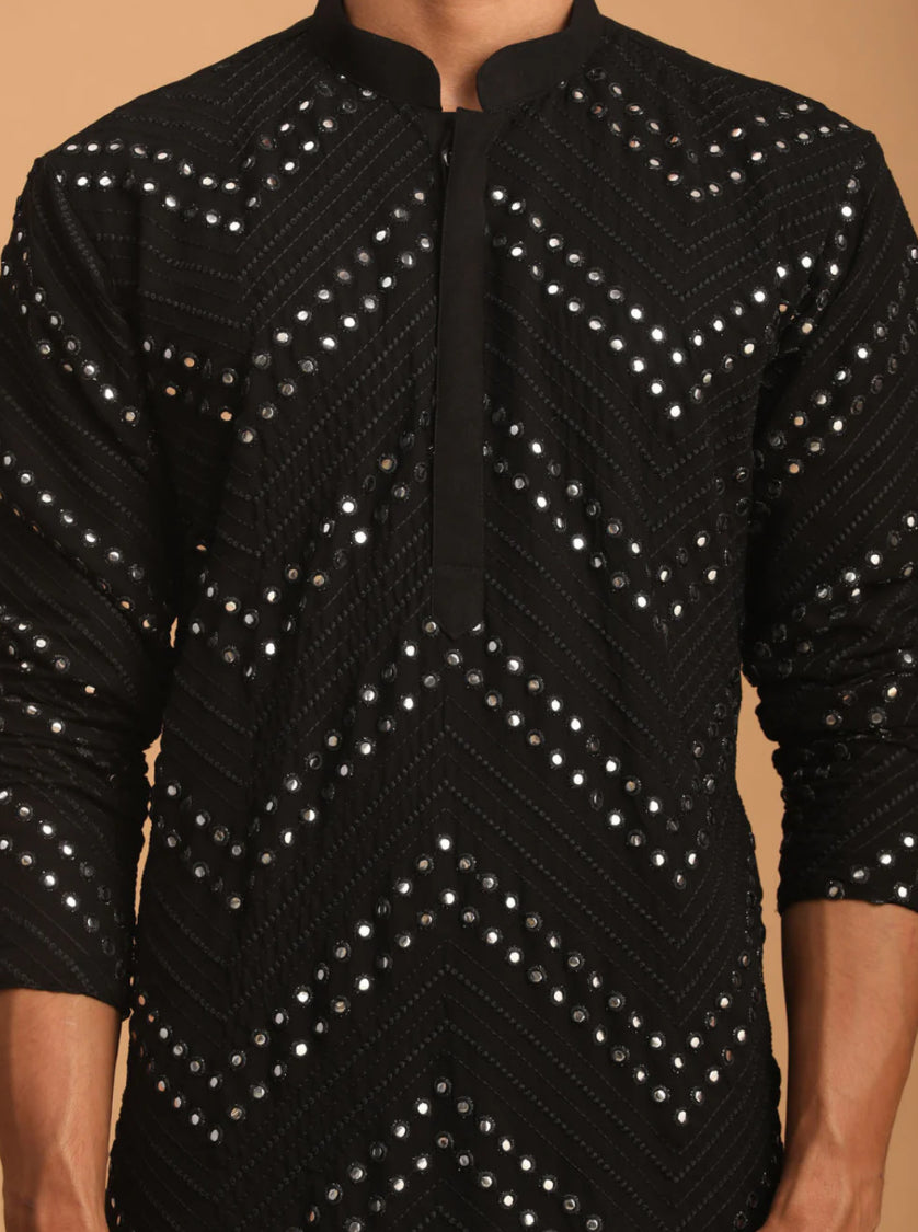 Kurta Pantalon Style Patiala Noir Intense et Argenté en Georgette avec Travail de Miroirs