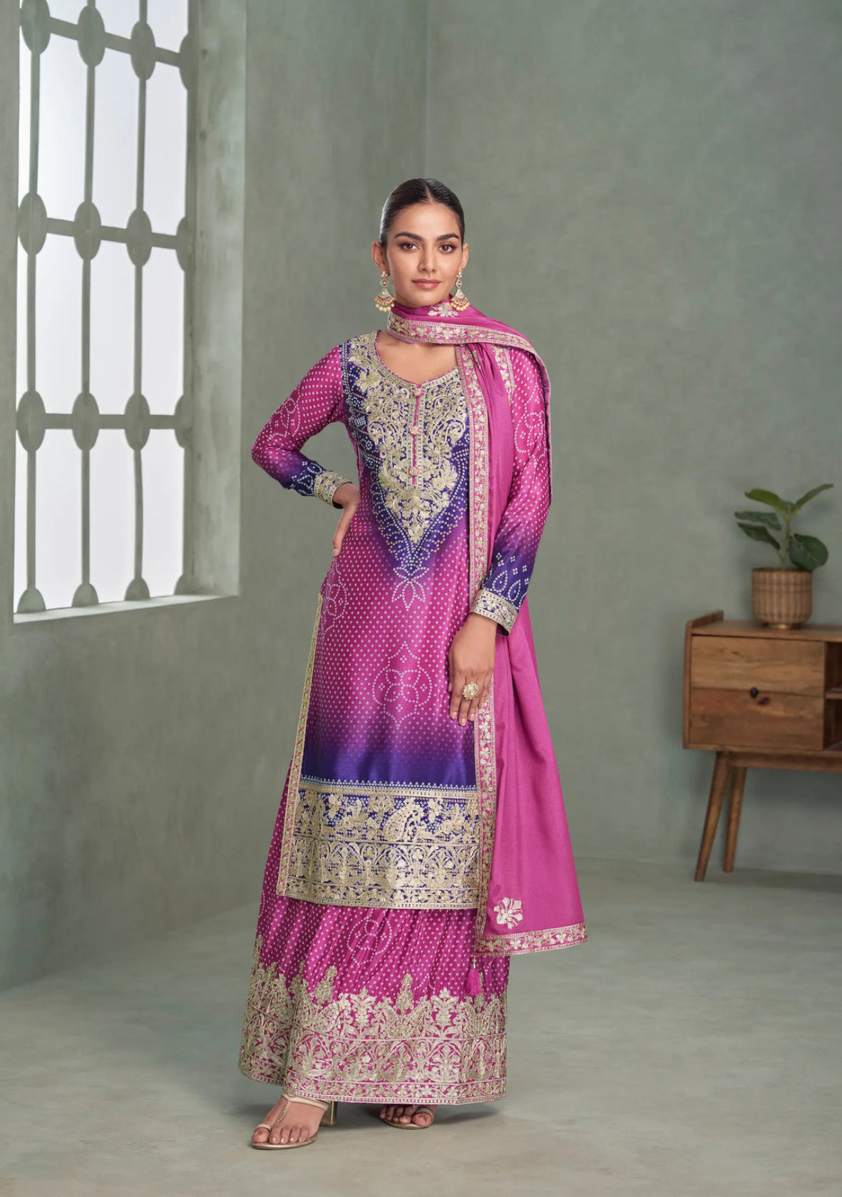 Salwar Palazzo en soie chinon avec broderies et motifs rose fuchsia et violet iris bicolore COLLECTION AMREEN