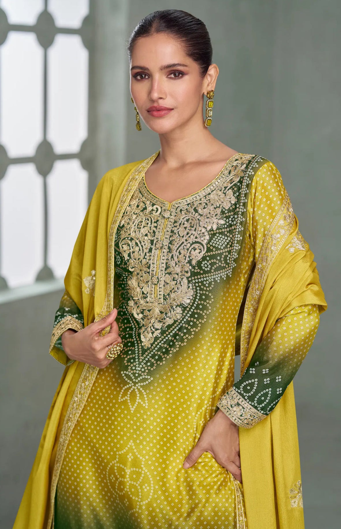 Salwar Palazzo en soie chinon avec broderies et motifs jaune citron et vert foncé bicolore COLLECTION AMREEN